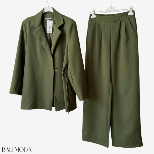 طقم كلاسيكي من قطعتين