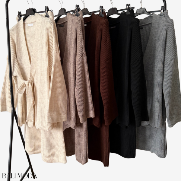 طقم كارديغان وتنورة صوف