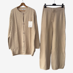 طقم من الصوف الناعم