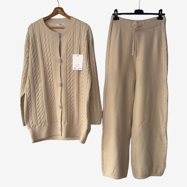 طقم من الصوف الناعم