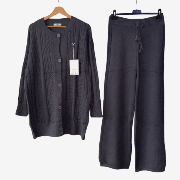 طقم من الصوف الناعم