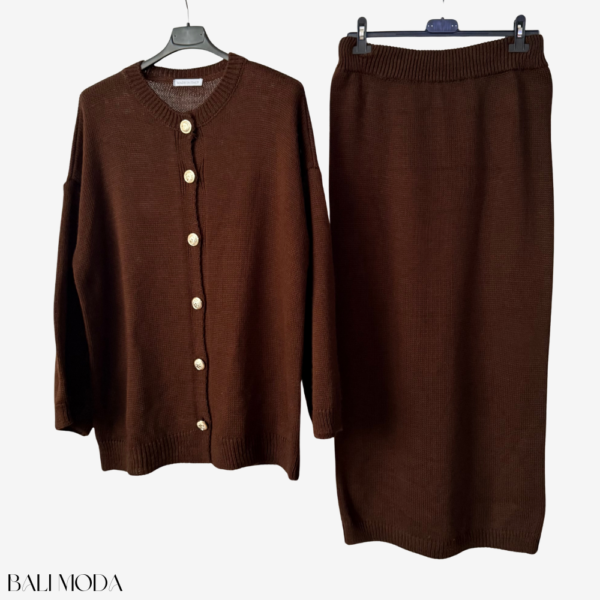 طقم كارديغان وتنورة صوف