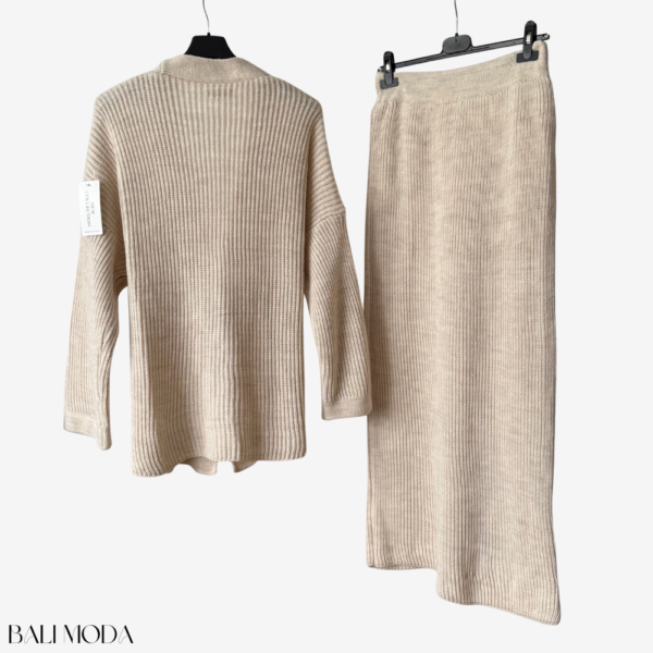 طقم كارديغان وتنورة صوف