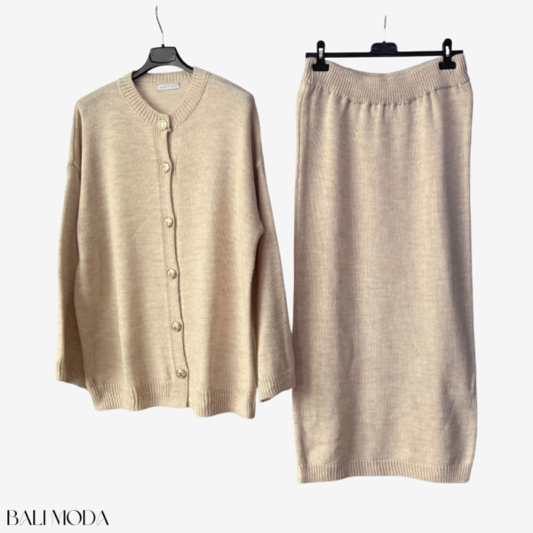 طقم كارديغان وتنورة صوف