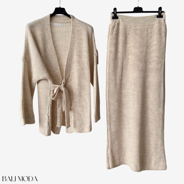 طقم كارديغان وتنورة صوف