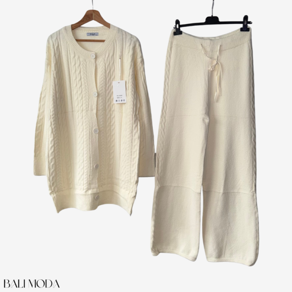 طقم من الصوف الناعم