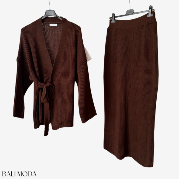 طقم كارديغان وتنورة صوف