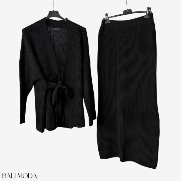 طقم كارديغان وتنورة صوف