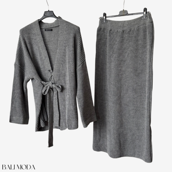 طقم كارديغان وتنورة صوف