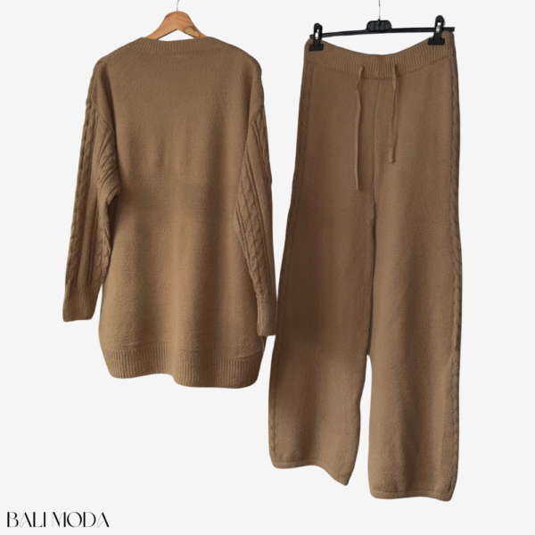 طقم من الصوف الناعم