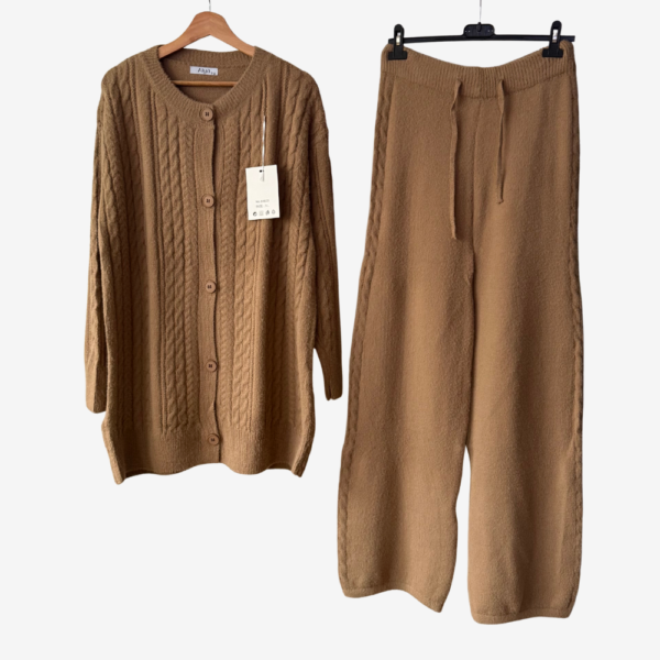 طقم من الصوف الناعم